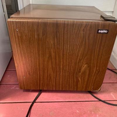 Lot #813 Sanyo Mini Fridge 