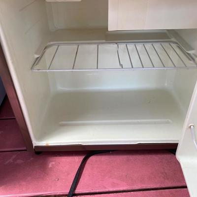 Lot #813 Sanyo Mini Fridge 