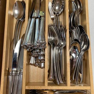 Lot # 819 125pc Set of Reed and Barton Stainless Flatware