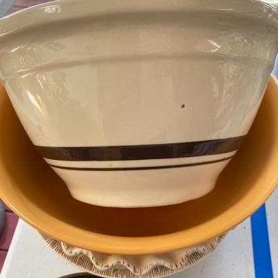 Lot # 829 McCoy Mixing bowl lot 