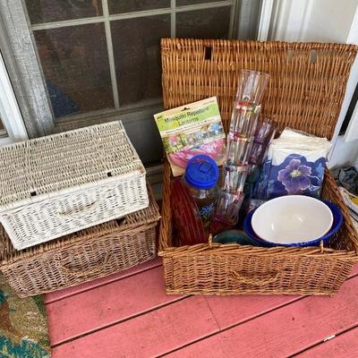 Lot # 846 lot Of picnic baskets with picnic supplies