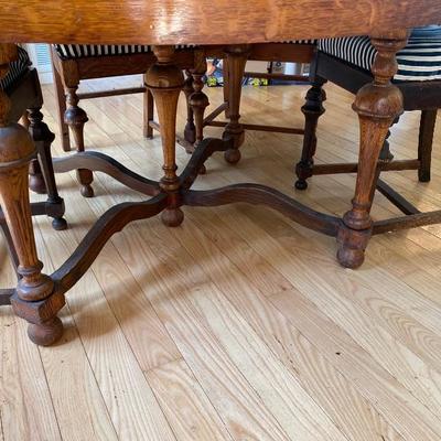 Lot # 866 Round oak table with five chairs