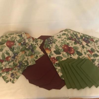 Lot 61 Table placemats and napkins