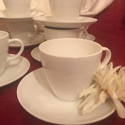 Lot 76 Porcelain dinner set by Corning Centura