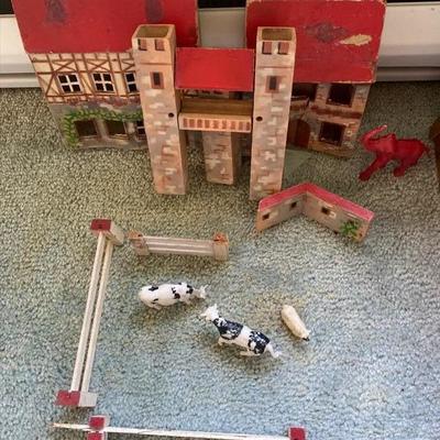 Lot # 912 Vintage Toy Castle/ Mountain Playset 