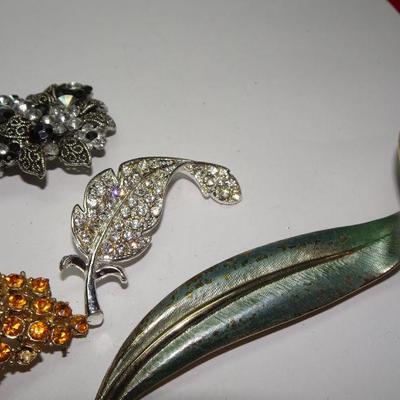 Vintage Brooch Lot, USA Flag, Grapes, Leaves and more!