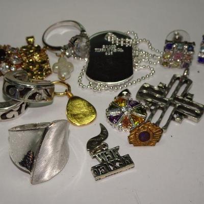 Nice little Jewelry Lot Collection, Necklaces, Pendants, Earrings and more! 