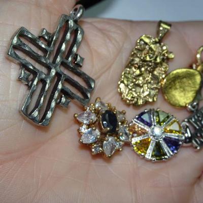 Nice little Jewelry Lot Collection, Necklaces, Pendants, Earrings and more! 