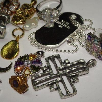 Nice little Jewelry Lot Collection, Necklaces, Pendants, Earrings and more! 