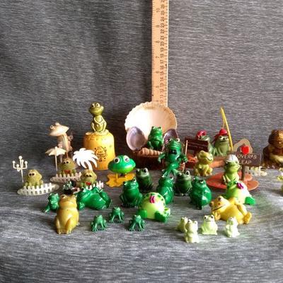 Lot of frogs figurine's