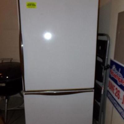 LOT 120  GE REFRIGERATOR WITH FREEZER ON THE BOTTOM