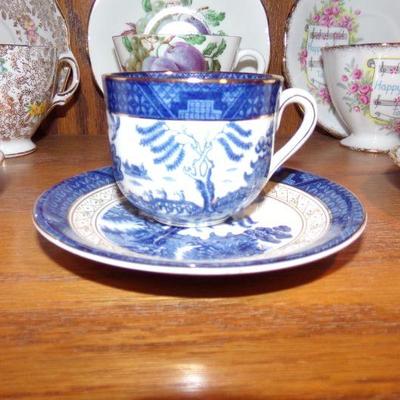 LOT 129  TEA CUPS AND SAUCERS