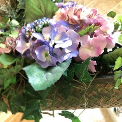 M21: Linens and Floral Arrangements