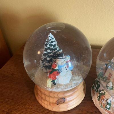 LOT 19 TWO MUSICAL SNOW GLOBES