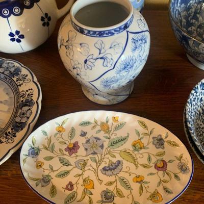 LOT 20 TEAPOT VASES AND PLATES