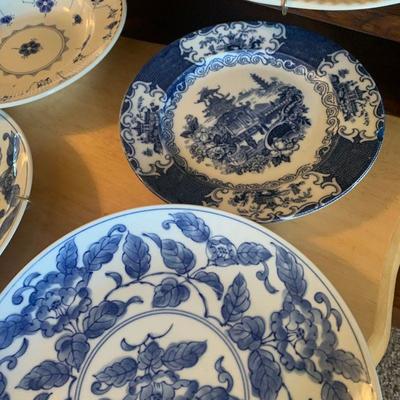 LOT 25. LARGE BLUE AND WHITE PLATE VARIETY
