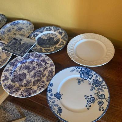 LOT 25. LARGE BLUE AND WHITE PLATE VARIETY