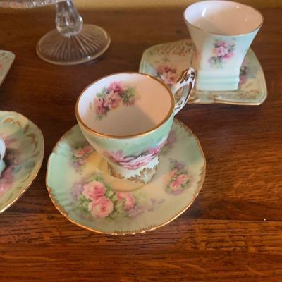 LOT 29 TEAPOT, CAKE STAND CUPS AND SAUCERS 