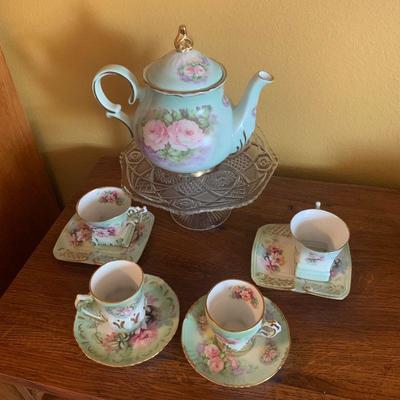LOT 29 TEAPOT, CAKE STAND CUPS AND SAUCERS 
