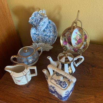 LOT 31. CUPS, SAUCERS, CREAMERS, SUGARS