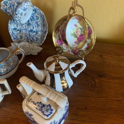 LOT 31. CUPS, SAUCERS, CREAMERS, SUGARS