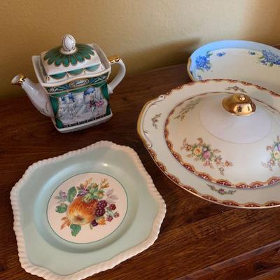 LOT 39 TEAPOT SERVING DISH AND PLATES