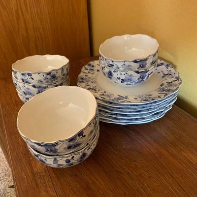 LOT 40 BLUE AND WHITE DINNER PLATES AND BOWLS