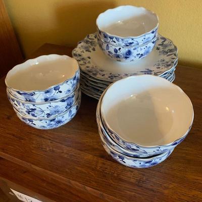 LOT 40 BLUE AND WHITE DINNER PLATES AND BOWLS