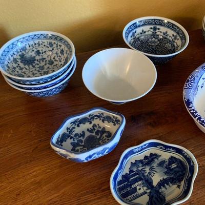 LOT 42. VARIETY OF BLUE AND WHITE BOWLS