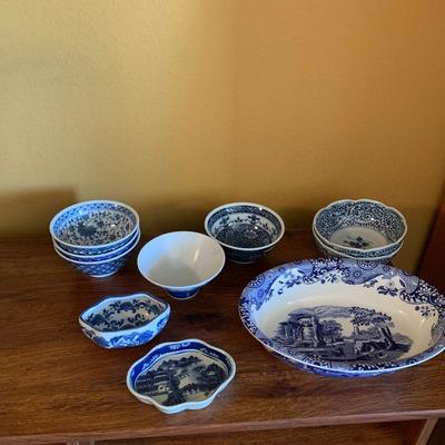 LOT 42. VARIETY OF BLUE AND WHITE BOWLS