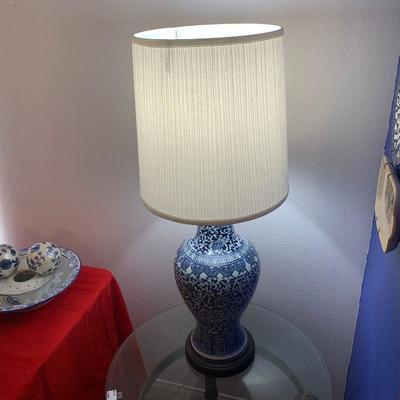 LOT 46. BLUE AND WHITE TABLE LAMP