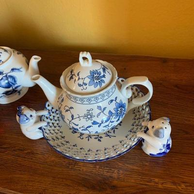 Lot 51 teapots, miscellaneous ceramics paperweight