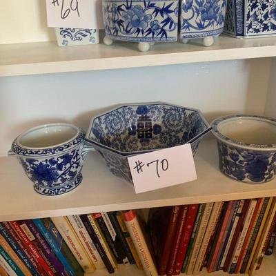 Lot 70 miscellaneous blue and white bowls