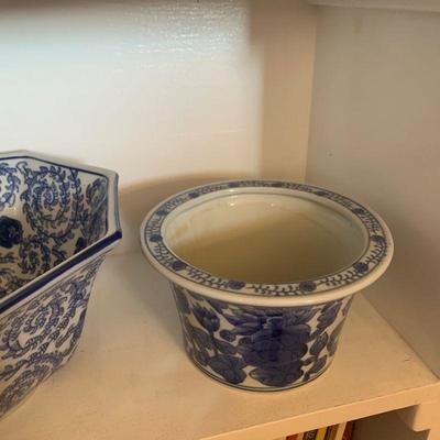Lot 70 miscellaneous blue and white bowls