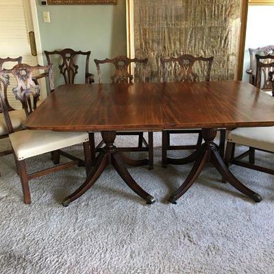 Baker Furniture (USA) Vintage Duncan Phyfe Dining Table w/ Leaf & 6 Dining chairs (2-arm chairs) Lot # 400