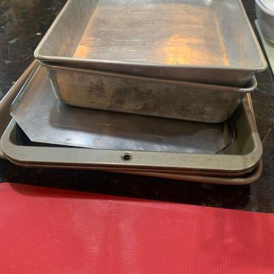 Lot 165 Baking item, tools, cutting board, baking dishes/pans