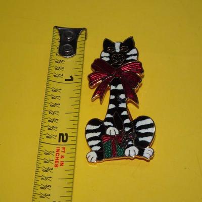 Black & White Kitten, Cat Christmas Pin, Red Bow 