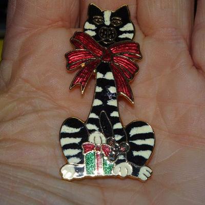 Black & White Kitten, Cat Christmas Pin, Red Bow 