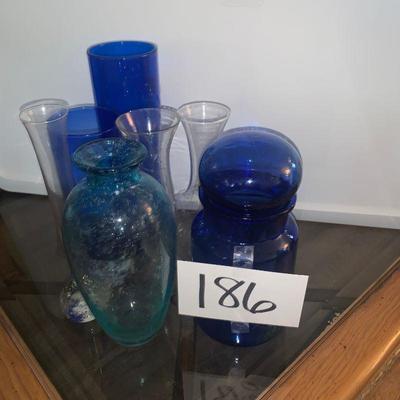 Lot 186 vases