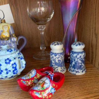 Lot 250   miscellaneous home decor items including cat teapot and blue and white salt and pepper shakers