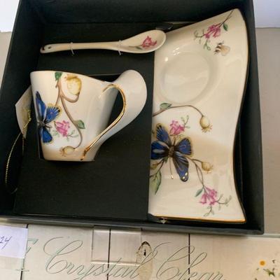 Lot 324. Cups, saucers, glasses dishes