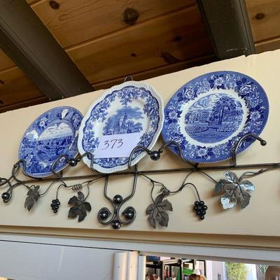 LOT 373. DECORATIVE BLUE AND WHITE PLATES WITH RACK