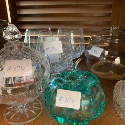 LOT 376 GLASS TEAPOTS AND TABLE DECORATIONS