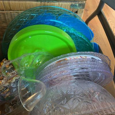 LOT 380 VARIOUS SIZE PLASTIC BOWLS AND TRAYS
