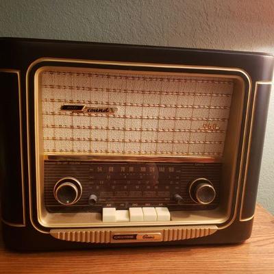 Lot 21: Grundig Classic Repro Vintage Radio 969