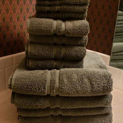 Lot 52: Ralph Lauren Green Towel Set
