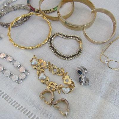 Lot 164 - Large Lot of Vintage Contemporary Jewelry 