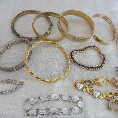 Lot 164 - Large Lot of Vintage Contemporary Jewelry 