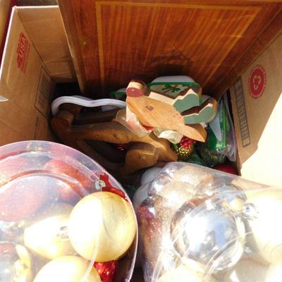Lot 484 box of Christmas decorations including plastic Christmas ornaments 
