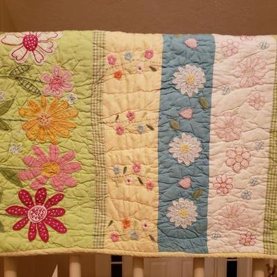 Lot 189: Baby or Toddler Quilt 